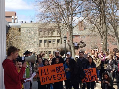 Tufts University RA’s prepare to go on strike on move-in day